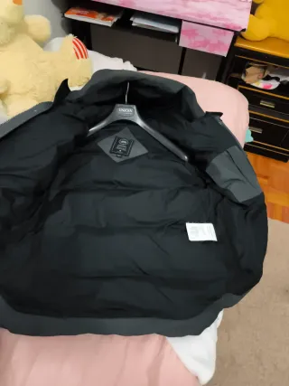 Abrigo gris acolchado con capucha