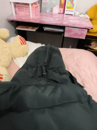 Abrigo gris acolchado con capucha