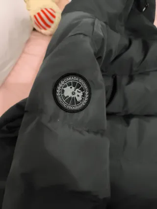 Abrigo gris acolchado con capucha