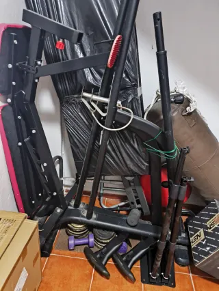 Equipo de gimnasio y pesas