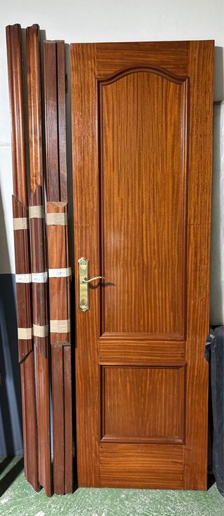 Puerta de madera con marco y guarniciones