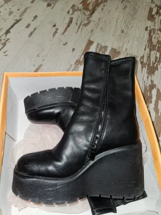 Botín de plataforma negro