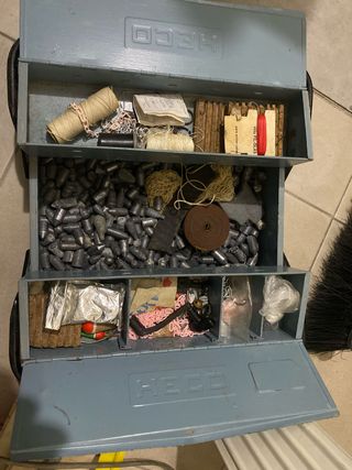 Caja herramientas HECO con plomos de pesca