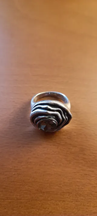 Anillo con piedra gris y plateado
