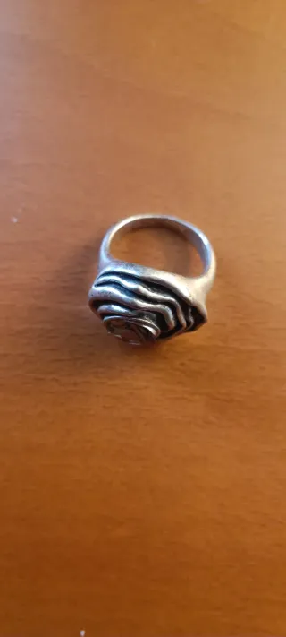 Anillo con piedra gris y plateado