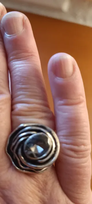 Anillo con piedra gris y plateado