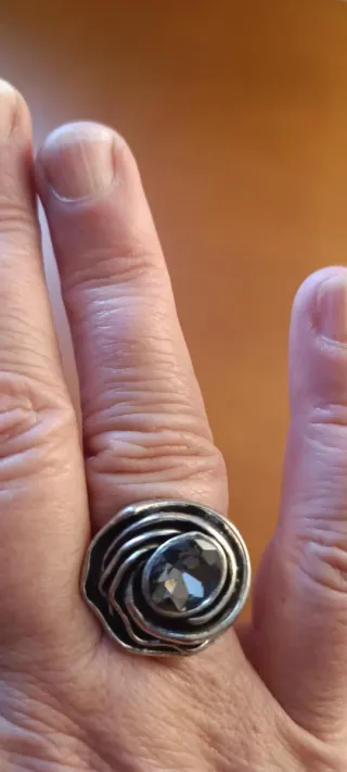 Anillo con piedra gris y plateado