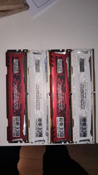4 Tarjetas de 4GB en total 16GB DDR4 Ballistix RAM