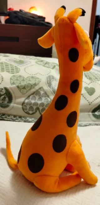 Pupazzo giraffa arancione con macchie