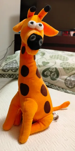Pupazzo giraffa arancione con macchie