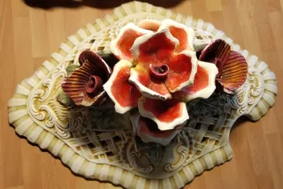 Sopera de cerámica con rosas y bandeja