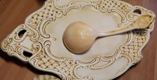 Sopera de cerámica con rosas y bandeja