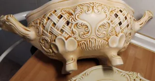 Sopera de cerámica con rosas y bandeja