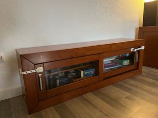 Mueble de madera con puertas de cristal