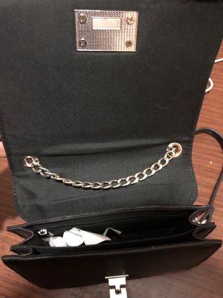 Bolso negro con cadena y asa
