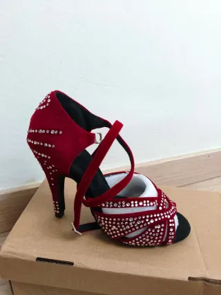 Zapatos de baile latinos rojos de terciopelo con p