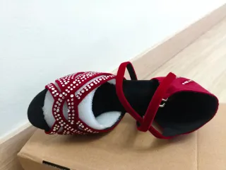 Zapatos de baile latinos rojos de terciopelo con p