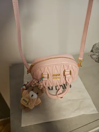 Piccolo borsellino Miu Miu rosa con charm incluso