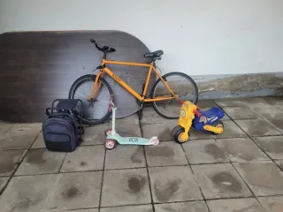 Bicicleta, Patinete , silla con maleta y Moto