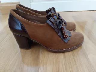 Zapatos de tacón marrones para mujer
