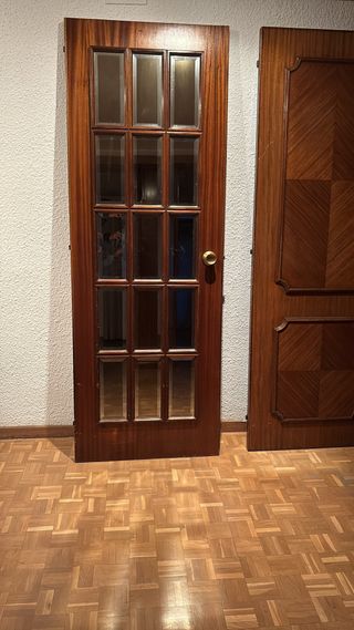 Puerta de madera acristalada