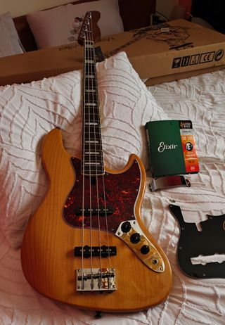 Sire Marcus Miller V5R Natural NUEVO + Extras