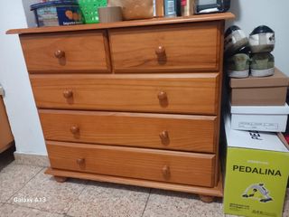 Cómoda de madera con 5 cajones