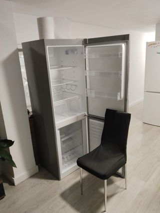 Nevera grande plateada