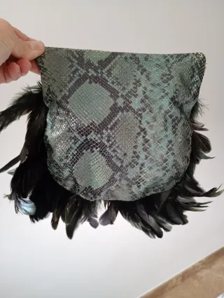 Bolso de fiesta con plumas y pedrería