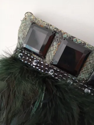 Bolso de fiesta con plumas y pedrería