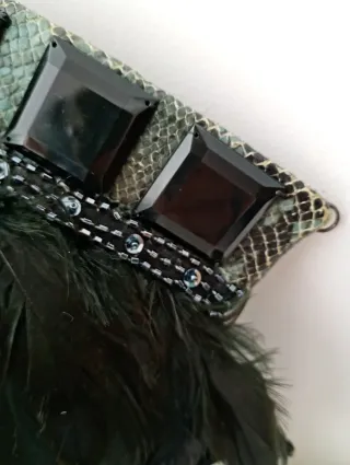 Bolso de fiesta con plumas y pedrería