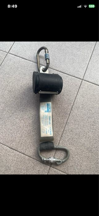 Arnés anticaídas y retráctil