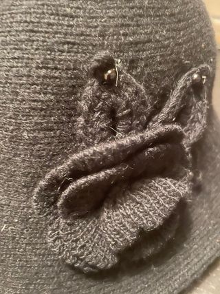 Sombrero de lana negro con flor