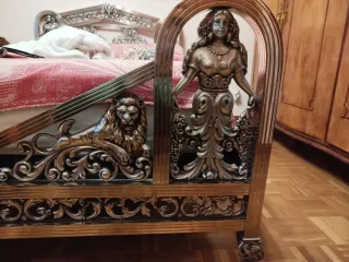 Cama antigua de metal y