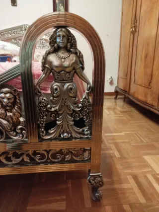 Cama antigua de metal y