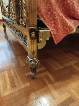 Cama antigua de metal y