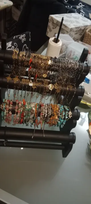 Lote de pulseras doradas y multicolor