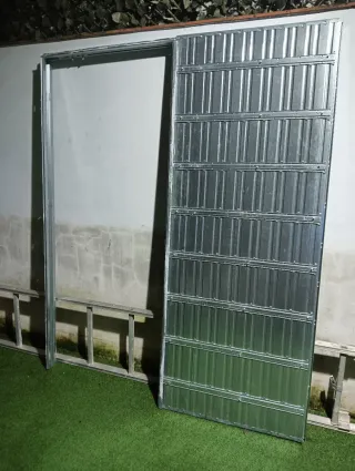 Puerta corredera empotrada metálica