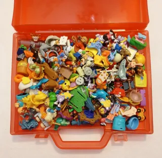 Scatola con pezzi ricambio sorpresine