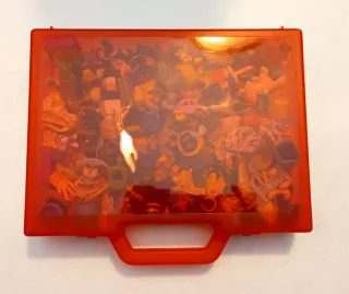 Scatola con pezzi ricambio sorpresine