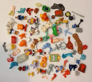 Scatola con pezzi ricambio sorpresine