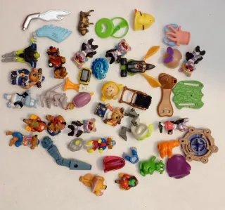 Scatola con pezzi ricambio sorpresine