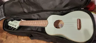 Ukelele Fender con funda y cuerdas