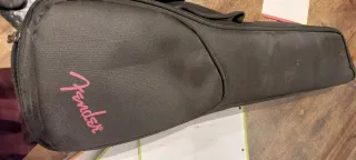 Ukelele Fender con funda y cuerdas