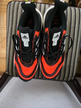 Zapatillas Adidas Negras y Naranjas