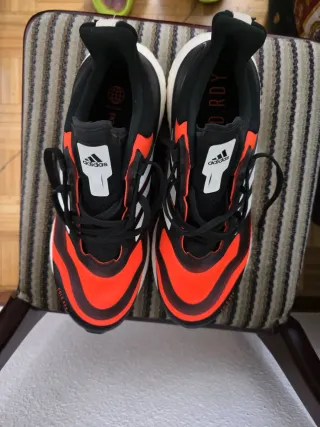 Zapatillas Adidas Negras y Naranjas