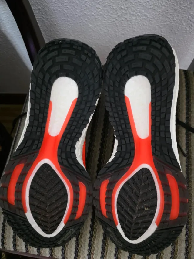 Zapatillas Adidas Negras y Naranjas