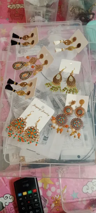 Pendientes dorados y multicolor