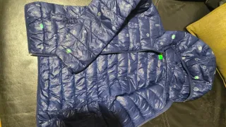 Chaquetón infantil azul con dibujos.