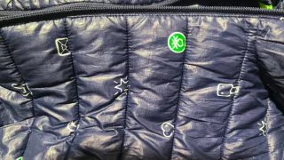 Chaquetón infantil azul con dibujos.